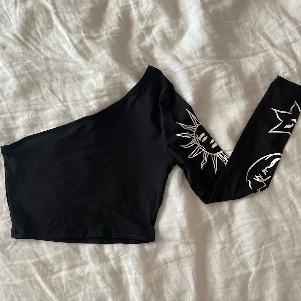 ASYMMETRICAL ONE LONG SLEEVE BLACK GRAPHIC CROP TOP